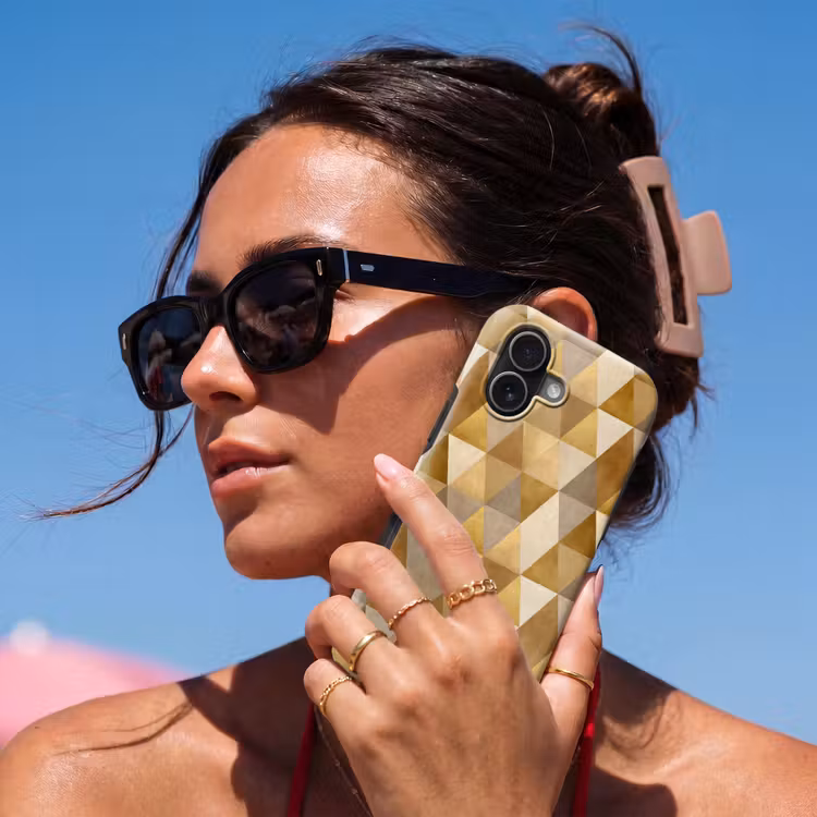 Geometrisch - Driehoek - Goud Toughcase MagSafe Apple iPhone 17 klein 1017 -Sfeer2V