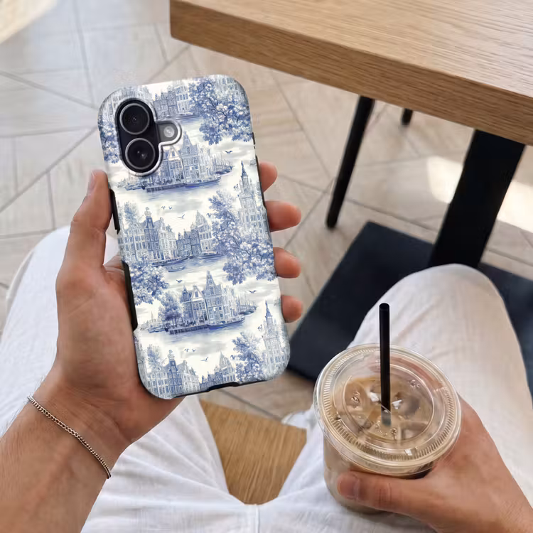 Huizen - Bomen - Water - Vogels - Blauw Toughcase MagSafe Apple iPhone 17 klein 1017 -Sfeer1M