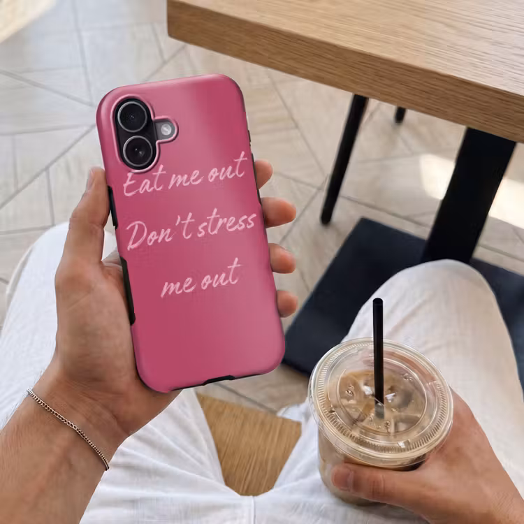 eat me out don't stress me out - Roze - Minimalistisch Toughcase MagSafe Apple iPhone 17 klein -Sfeer1M