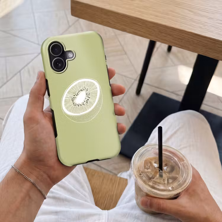 Kiwi - Lijntekening - Minimalistisch - Groen Toughcase MagSafe Apple iPhone 17 klein -Sfeer1M
