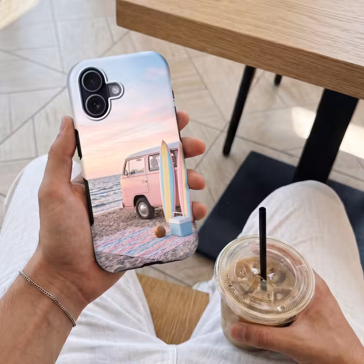 Busje - Strand - Surfplank - Zomer - Roze Toughcase MagSafe Apple iPhone 17 klein -Sfeer1M