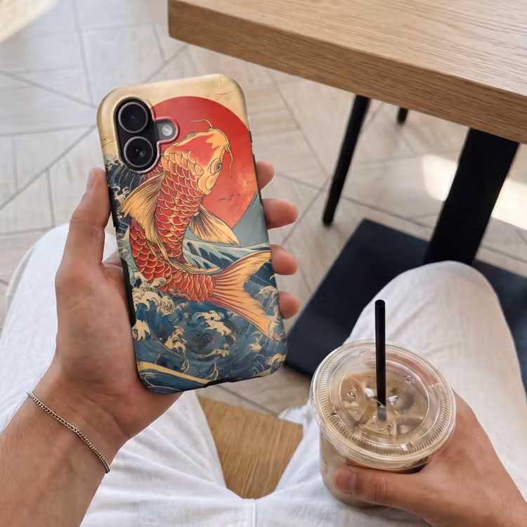 Koi - Zee - Golven - Zon Toughcase MagSafe Apple iPhone 17 klein -Sfeer1M