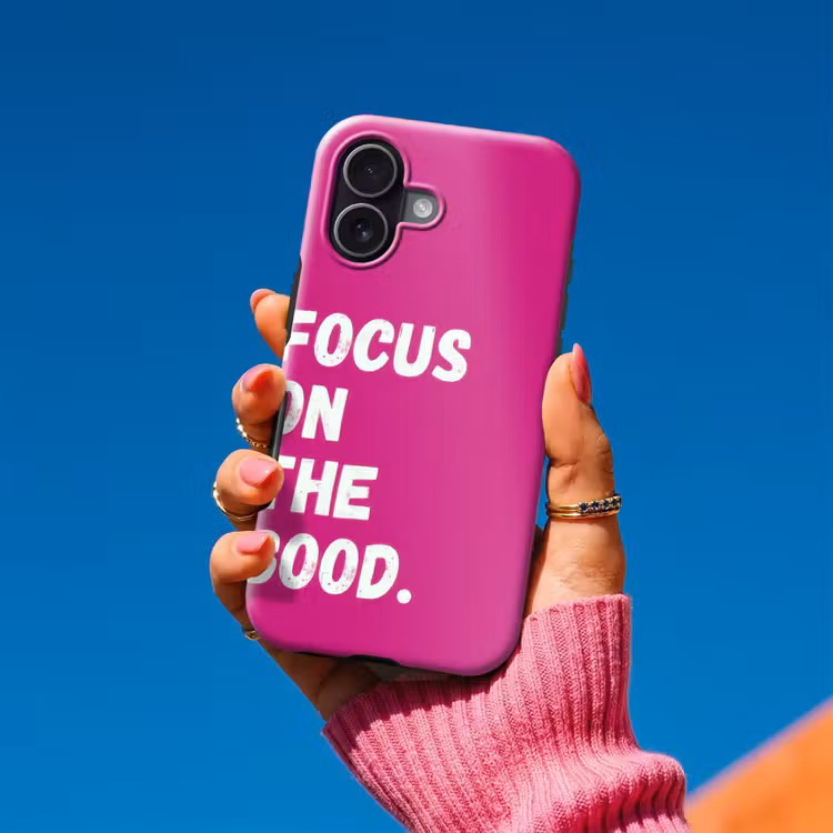 Focus on the good - Roze - Simple Toughcase MagSafe Apple iPhone 17 klein -Sfeer1V