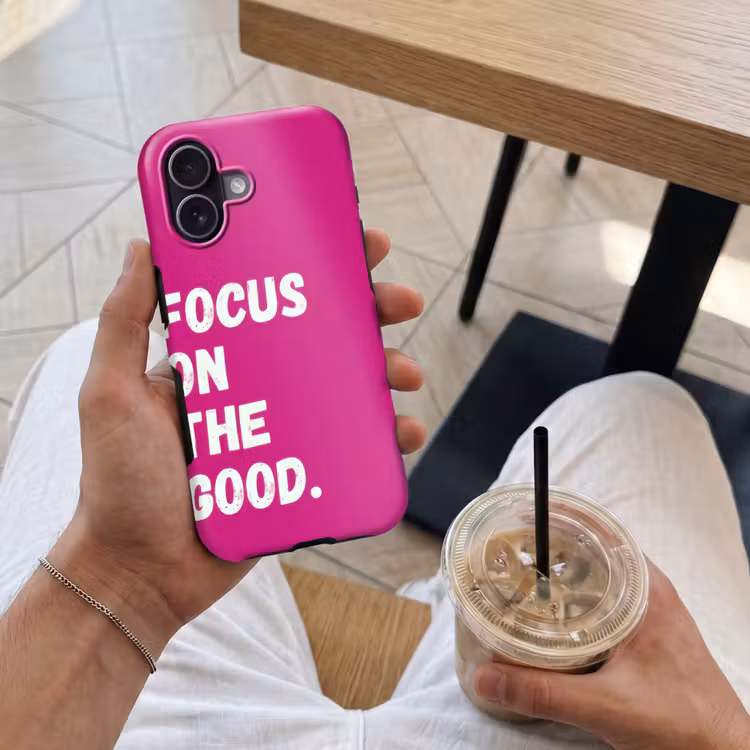 Focus on the good - Roze - Simple Toughcase MagSafe Apple iPhone 17 klein -Sfeer1M