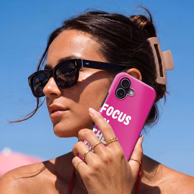 Focus on the good - Roze - Simple Toughcase MagSafe Apple iPhone 17 klein -Sfeer2V