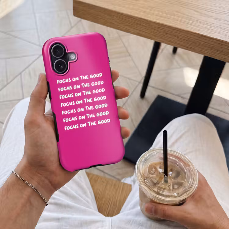 Focus on the good - Roze - wit Toughcase MagSafe Apple iPhone 17 klein -Sfeer1M