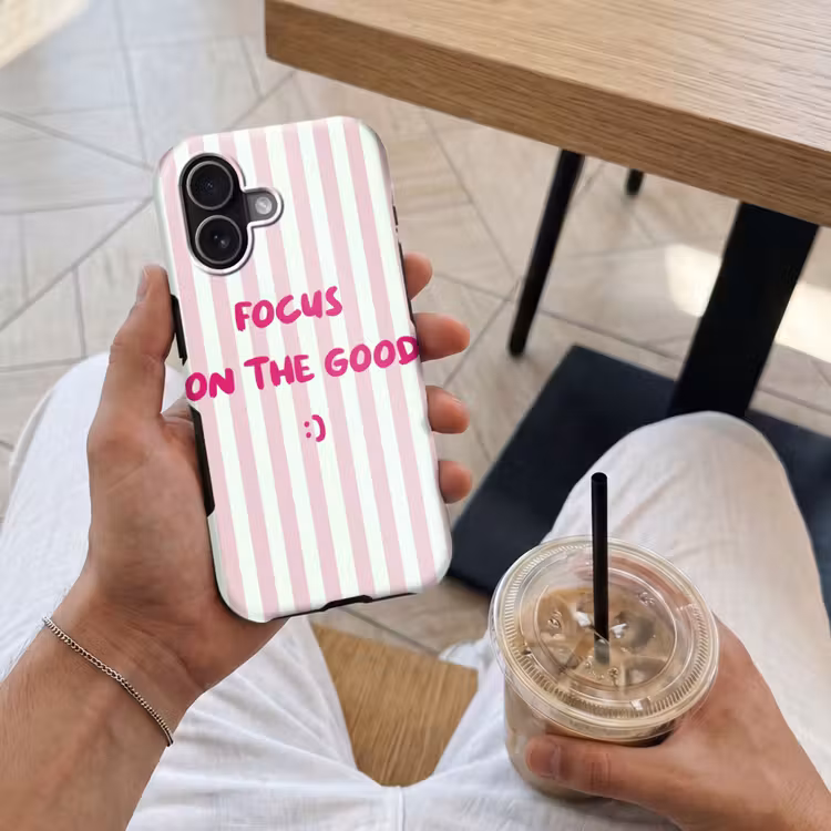 Focus on the good - Strepen - Roze - Smiley Toughcase MagSafe Apple iPhone 17 klein -Sfeer1M