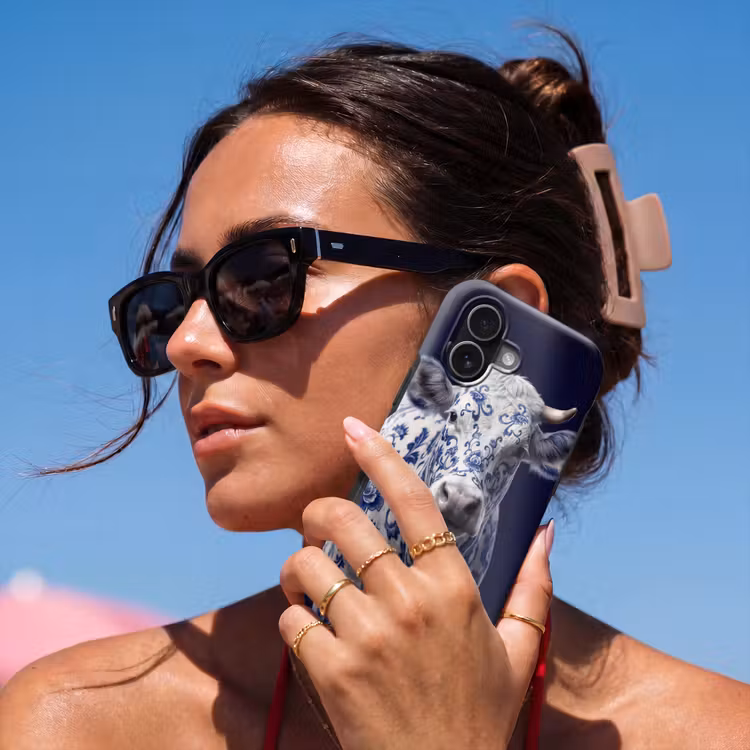 Koe - Delfts - Blauw - Artistiek Toughcase MagSafe Apple iPhone 17 klein -Sfeer2V