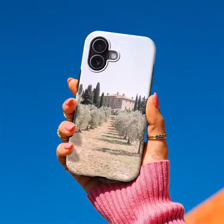 Handyhülle Toughcase - Landhaus – Olivenbaum – Obstgarten - Landhuis - olijfboom - gaard Toughcase MagSafe Apple iPhone 17 klein