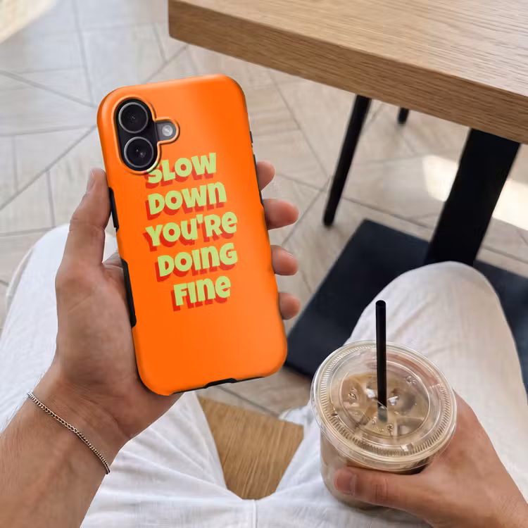 Slow down you're doing fine - Oranje - Simple Toughcase MagSafe Apple iPhone 17 klein -Sfeer1M