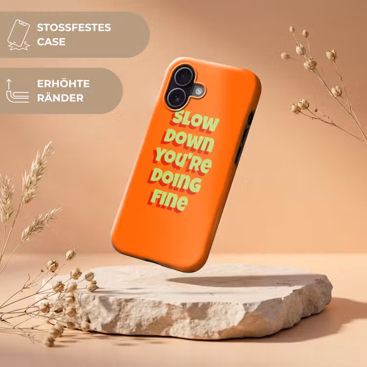 Slow down you're doing fine - Oranje - Simple Toughcase MagSafe Apple iPhone 17 klein -USP_RandenV_DE