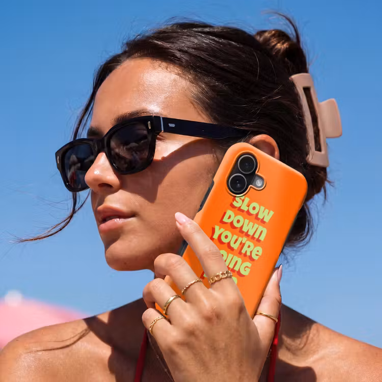 Slow down you're doing fine - Oranje - Simple Toughcase MagSafe Apple iPhone 17 klein -Sfeer2V
