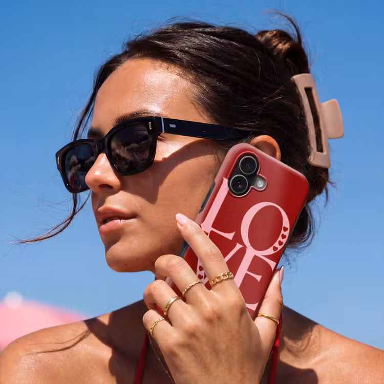 Love - Rood - Hatjes Toughcase MagSafe Apple iPhone 17 klein -Sfeer2V