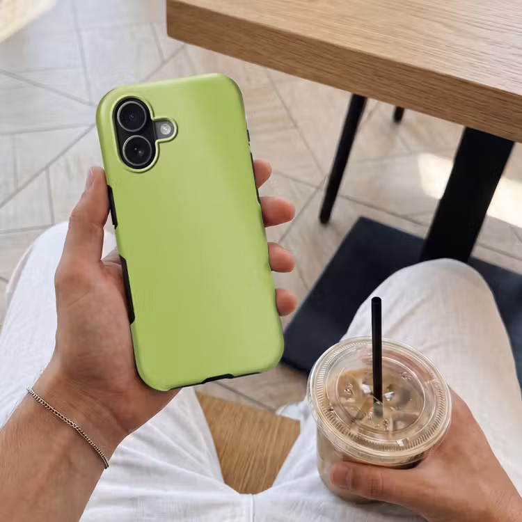 Lime - Glow - Groen Toughcase MagSafe Apple iPhone 17 klein 1017 -Sfeer1M