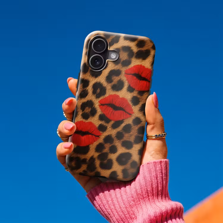 Lippen - Drie - Rood - Panterprint Toughcase MagSafe Apple iPhone 17 klein -Sfeer1V