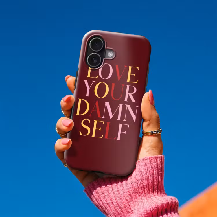 Love your damn self - Kleurrijk - Bordeaux Toughcase MagSafe Apple iPhone 17 klein -Sfeer1V