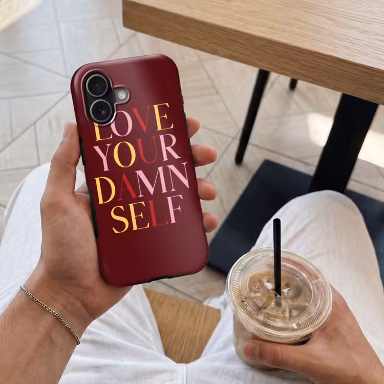 Love your damn self - Kleurrijk - Bordeaux Toughcase MagSafe Apple iPhone 17 klein -Sfeer1M