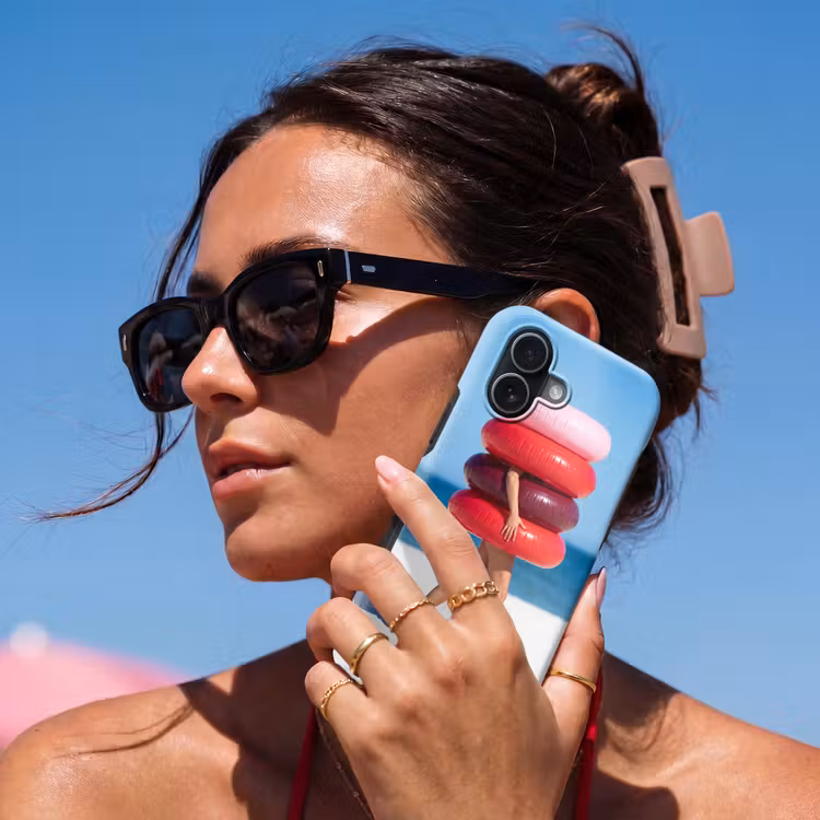 Mensen - Strand - Zomer - Recreatie - Kleurrijk Toughcase MagSafe Apple iPhone 17 klein -Sfeer2V