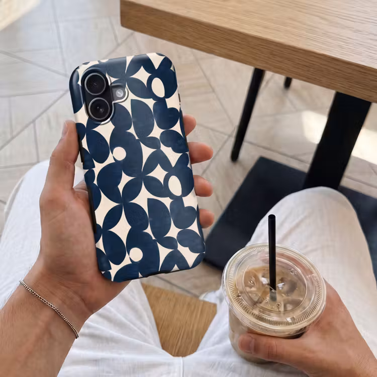 Modern - Geometrisch - Blauw Toughcase MagSafe Apple iPhone 17 klein 1017 -Sfeer1M