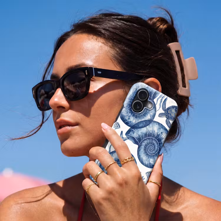 Schelp - Spiraal - Zeeleven - Aquarel - Blauw Toughcase MagSafe Apple iPhone 17 klein -Sfeer2V