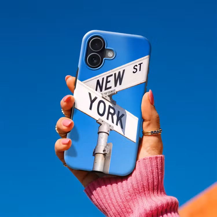 New York - Straatbord - Stad - Urban - Blauw Toughcase MagSafe Apple iPhone 17 klein -Sfeer1V