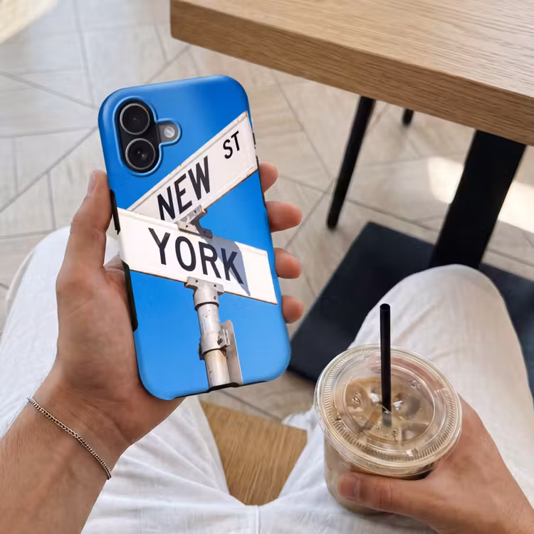 New York - Straatbord - Stad - Urban - Blauw Toughcase MagSafe Apple iPhone 17 klein -Sfeer1M