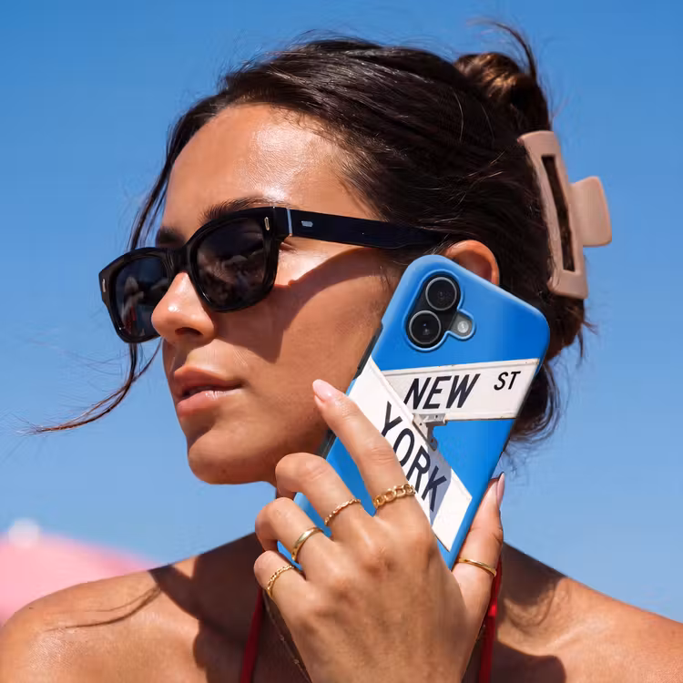 New York - Straatbord - Stad - Urban - Blauw Toughcase MagSafe Apple iPhone 17 klein -Sfeer2V