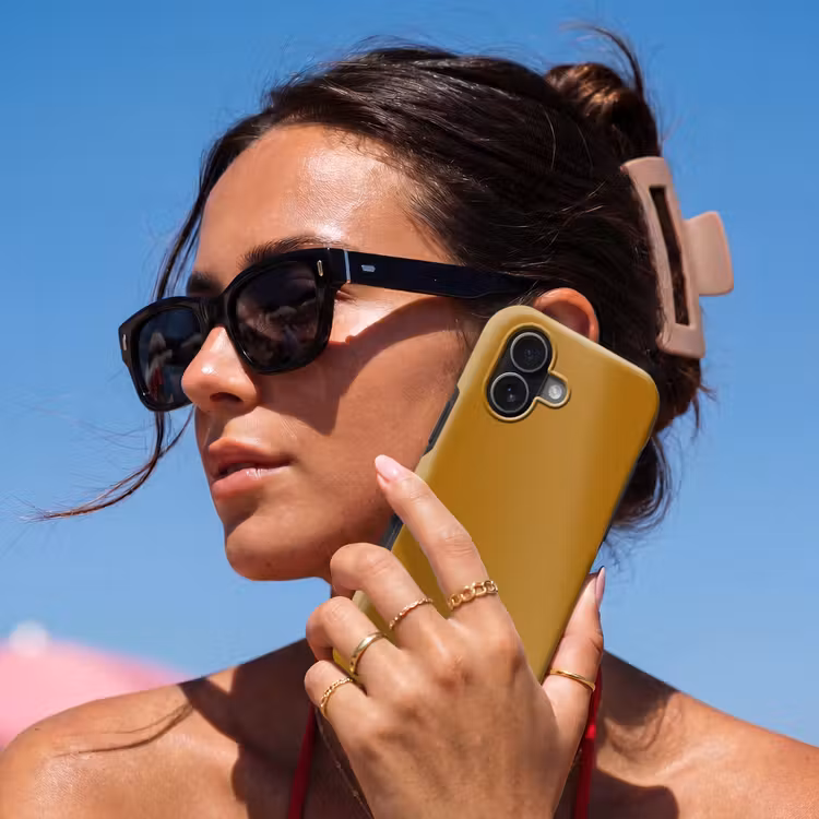 Ocre - Gold - Geel Toughcase MagSafe Apple iPhone 17 klein 1017 -Sfeer2V
