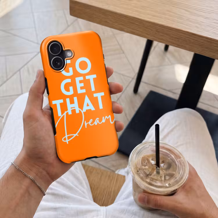 Oranje - Blauw - Go get that dream Toughcase MagSafe Apple iPhone 17 klein -Sfeer1M