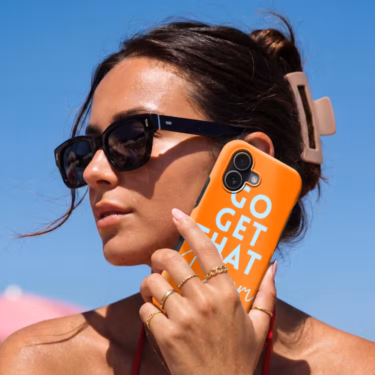 Oranje - Blauw - Go get that dream Toughcase MagSafe Apple iPhone 17 klein -Sfeer2V