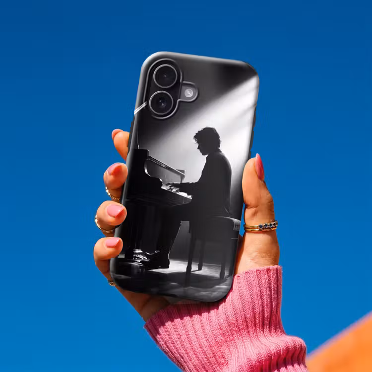 Persoon - Piano - Muziek - Zwart-wit - Podium Toughcase MagSafe Apple iPhone 17 klein -Sfeer1V