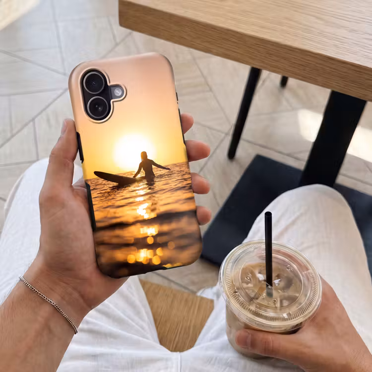 Persoon - Surfen - Zonsondergang - Zee - Oranje Toughcase MagSafe Apple iPhone 17 klein -Sfeer1M