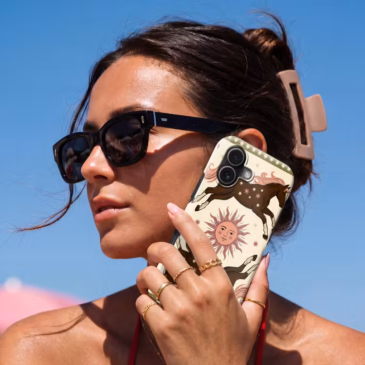 Paard - Zon - Mystiek - Illustratie - Roze Toughcase MagSafe Apple iPhone 17 klein -Sfeer2V