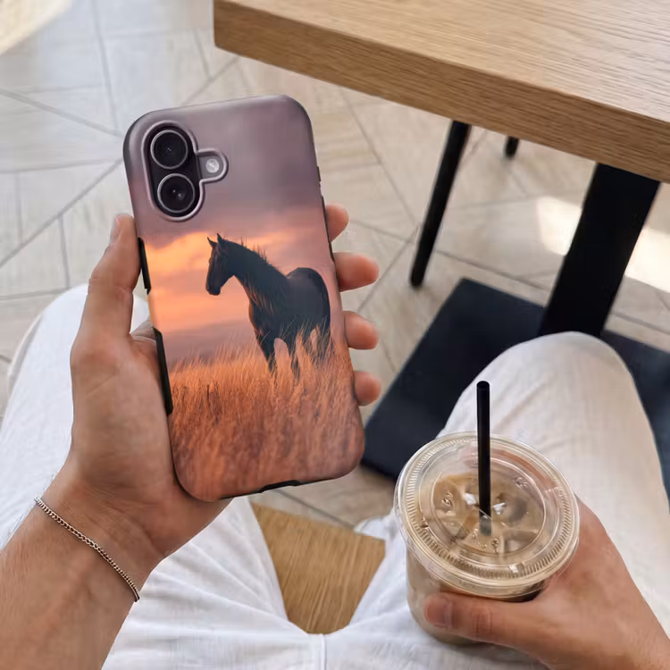 Paard - Wolken - Open veld Toughcase MagSafe Apple iPhone 17 klein -Sfeer1M