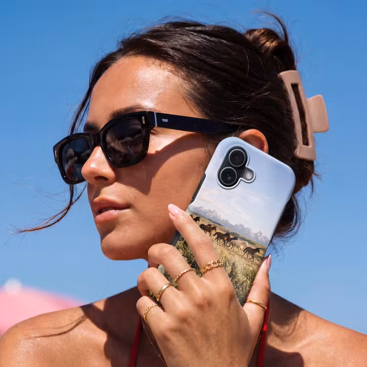 Paarden - Kudde - Bergen - Vrijheid - Wild Toughcase MagSafe Apple iPhone 17 klein -Sfeer2V