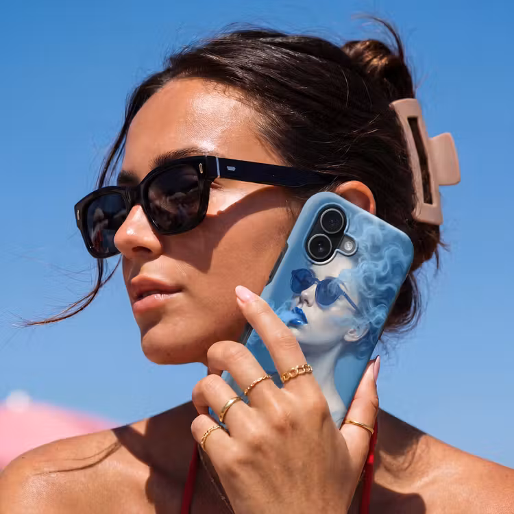 Portret - Zonnebril - Rook - Abstract - Blauw Toughcase MagSafe Apple iPhone 17 klein -Sfeer2V