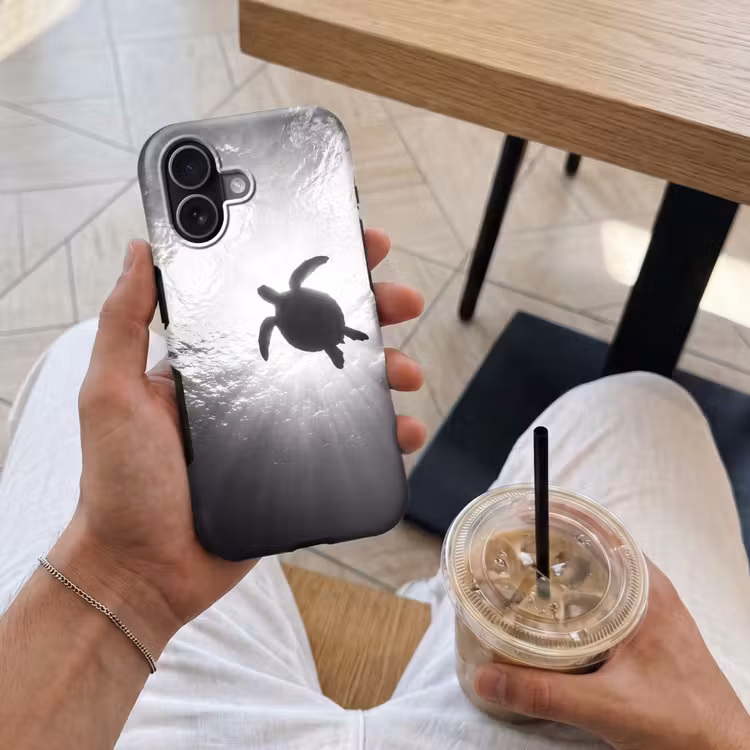 Schildpad - Onderwater - Lichtstralen - Oceaan - Zwart-wit Toughcase MagSafe Apple iPhone 17 klein -Sfeer1M