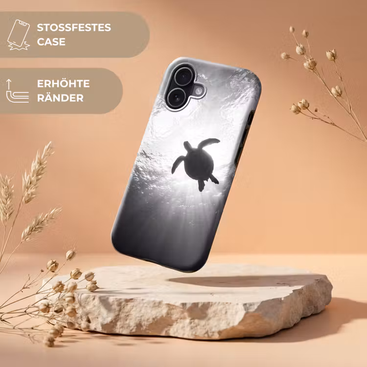 Schildpad - Onderwater - Lichtstralen - Oceaan - Zwart-wit Toughcase MagSafe Apple iPhone 17 klein -USP_RandenV_DE