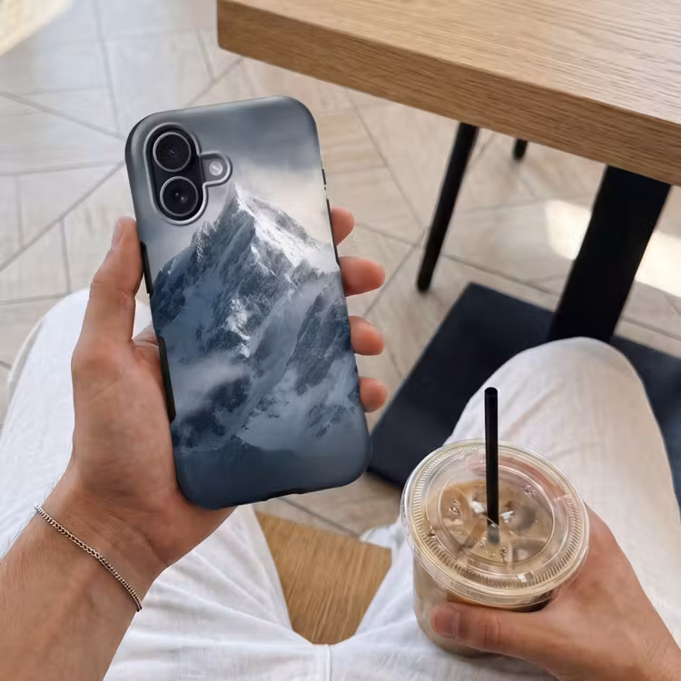 Sneeuw - Berg - Wolken Toughcase MagSafe Apple iPhone 17 klein -Sfeer1M