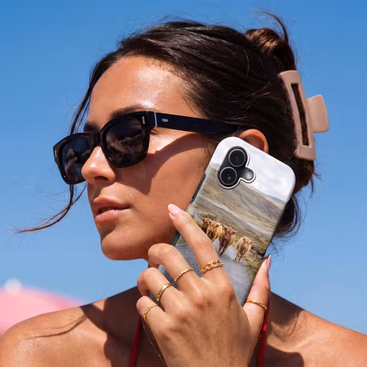 Schotse Hooglanders - Weg - Landschap - Kudde Toughcase MagSafe Apple iPhone 17 klein -Sfeer2V