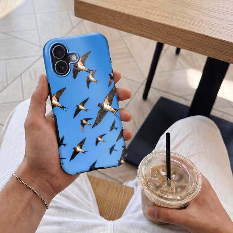 Zwaluwen - Vliegen - Blauw Toughcase MagSafe Apple iPhone 17 klein -Sfeer1M
