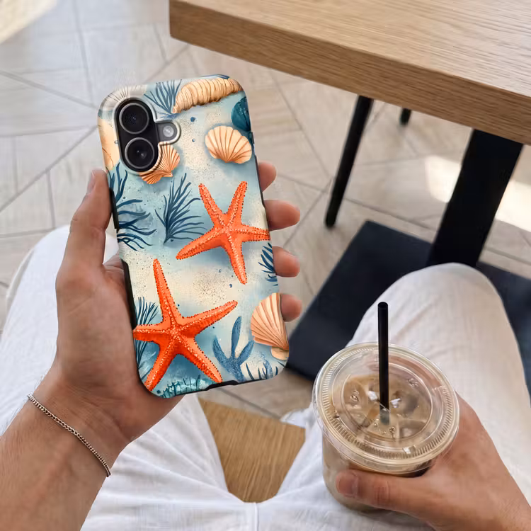 Zeesterren - Schelpen - Illustratie - Zand Toughcase MagSafe Apple iPhone 17 klein -Sfeer1M
