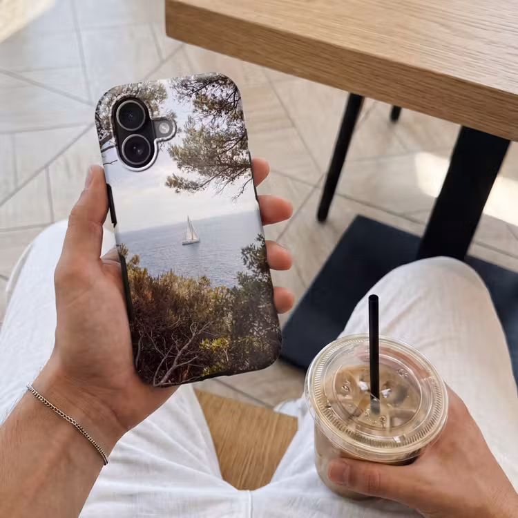 Handyhülle Toughcase - Segelboot – Bäume – Wasser - Zeilboot - bomen - water Toughcase MagSafe Apple iPhone 17 klein