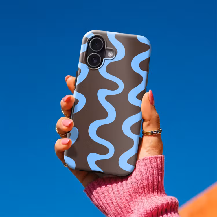 Kronkelende lijnen - Blauw - Bruin - Minimalistisch Toughcase MagSafe Apple iPhone 17 klein 1017 -Sfeer1V