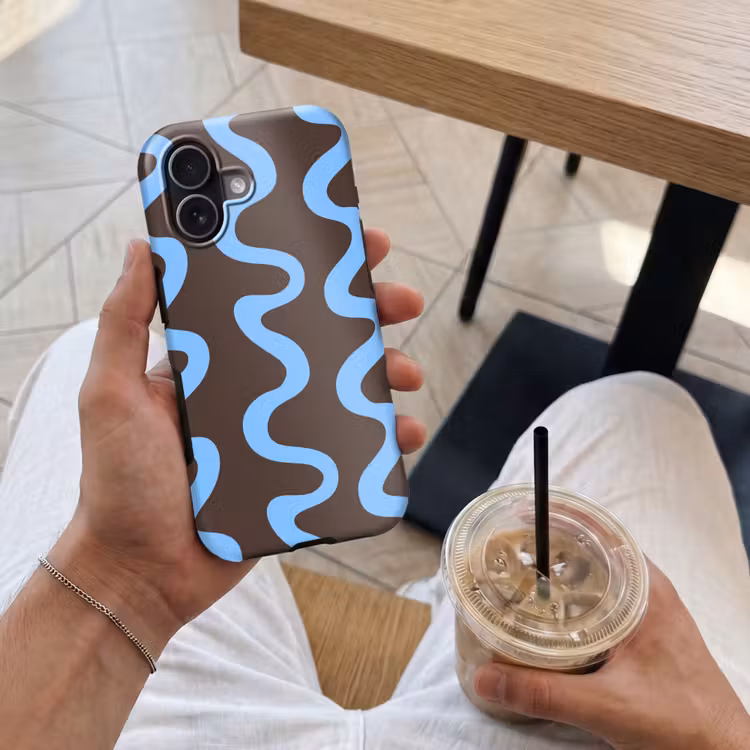 Kronkelende lijnen - Blauw - Bruin - Minimalistisch Toughcase MagSafe Apple iPhone 17 klein 1017 -Sfeer1M