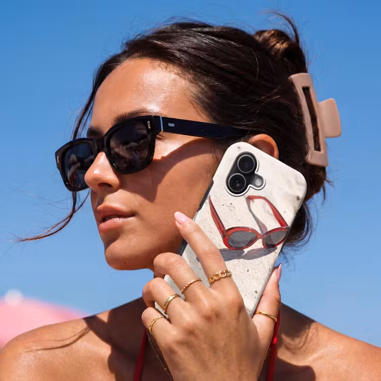 Zonnebril - Strand - Vakantie - Rood Toughcase MagSafe Apple iPhone 17 klein -Sfeer2V