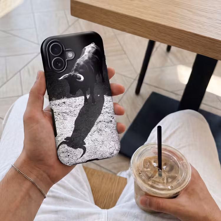 Stier - Schaduw - Dieren - Contrast - Zwart-wit Toughcase MagSafe Apple iPhone 17 klein -Sfeer1M