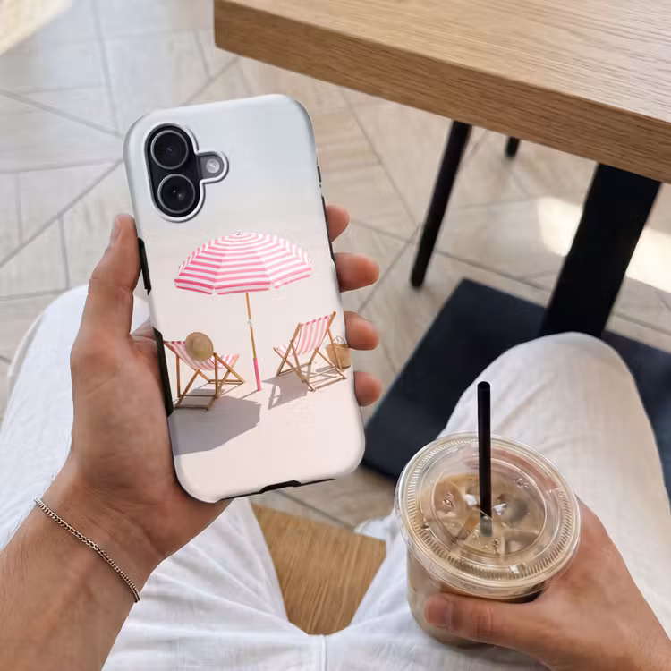 Strand - Parasol - Ligstoel - Zomer - Roze Toughcase MagSafe Apple iPhone 17 klein -Sfeer1M