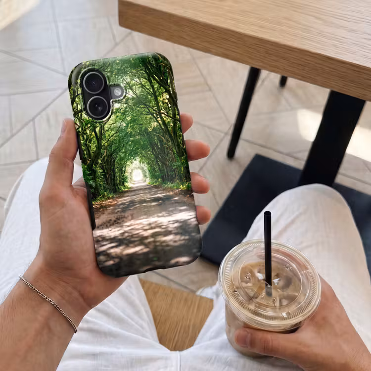 Weg - Bomen - Natuur - Groen Toughcase MagSafe Apple iPhone 17 klein -Sfeer1M