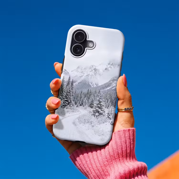 Weg - Bergen - Sneeuw - Naaldbos - Avontuurlijk Toughcase MagSafe Apple iPhone 17 klein -Sfeer1V